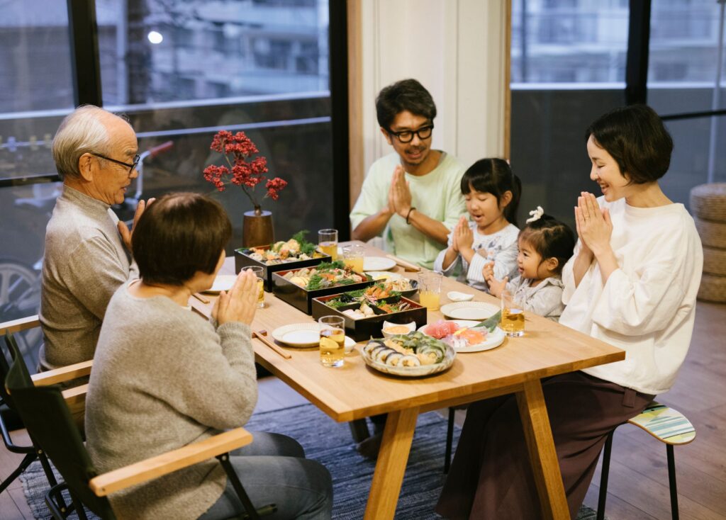 家族でご飯を食べる画像